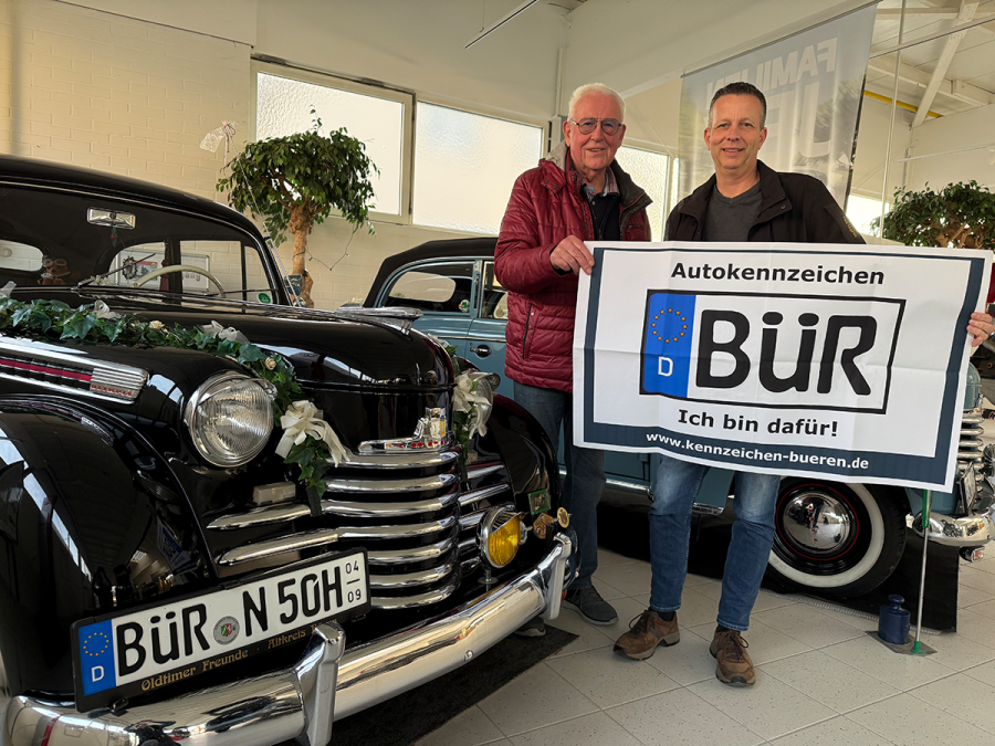 Sie bereuen keinen einzigen Moment - (v.l.) Karl Glahe und Rainer Wester waren die Initiatoren zur Wiedereinführung des BÜR-Kennzeichens Foto: Kreis Paderborn